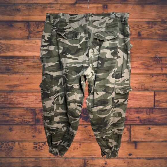 Forever 21+ Green Camouflage Jogger Cargo Pants 3XL - Picture 2 of 6